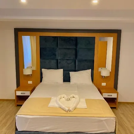 Gazde/Camere de închiriat Lara Boutique *